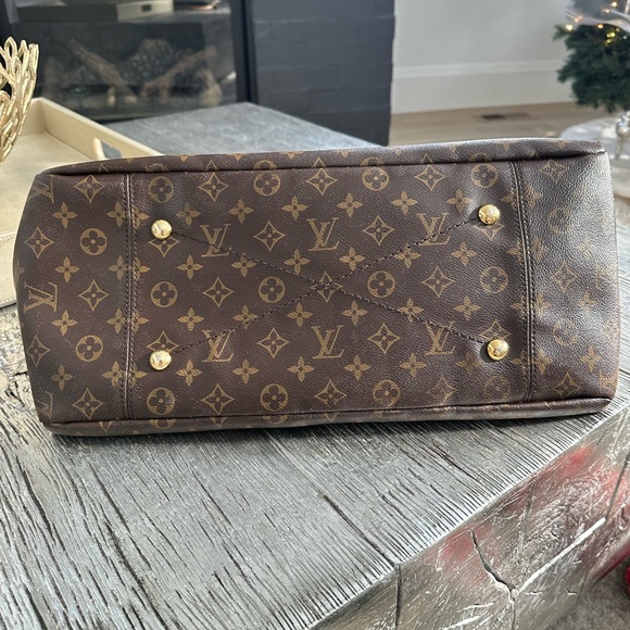 Large LV shoulder bag☺️ - Picture 5 of 5